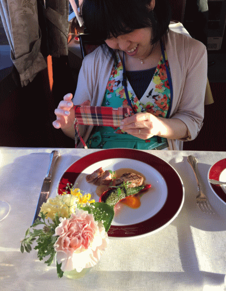 メインの肉料理を撮影する