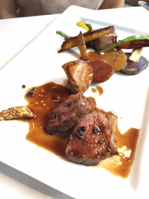 東京・木場のフレンチレストラン「アタゴール」のランチコースの肉料理