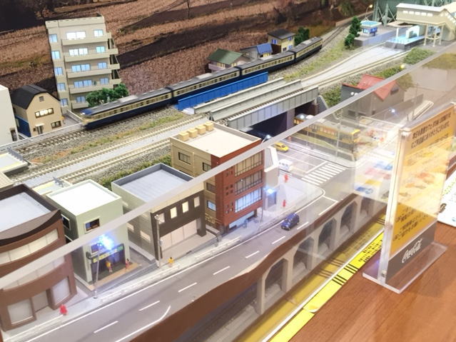 １１３系のNゲージがジオラマの中で走行