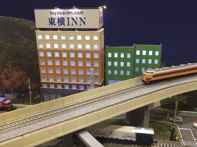 鉄道模型ジオラマの中の東横イン