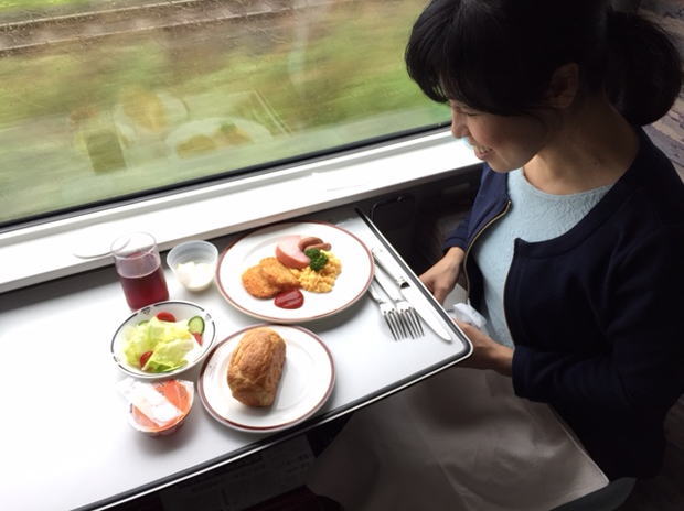 カシオペアスイートに運ばれた洋朝食と全体の雰囲気