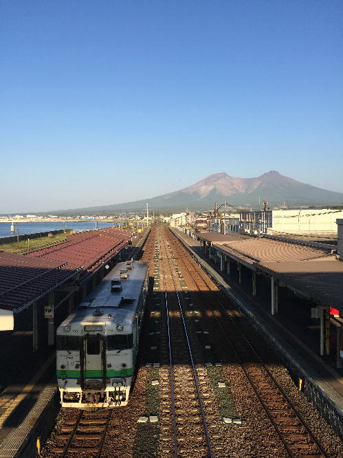森駅に停車中のキハ40と北海道駒ヶ岳