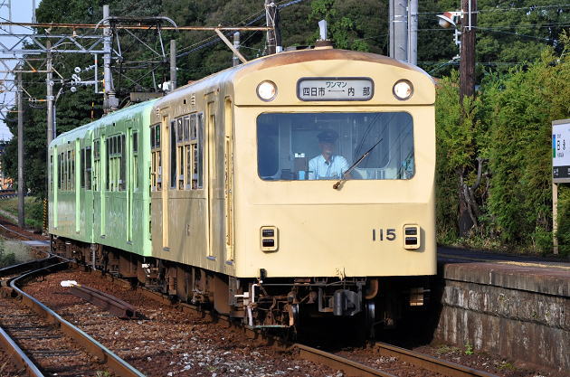 日永駅に到着する内部行の四日市あすなろう鉄道