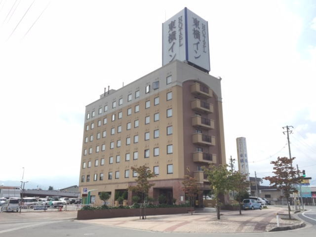 東横イン米沢駅前の外観と駐車場