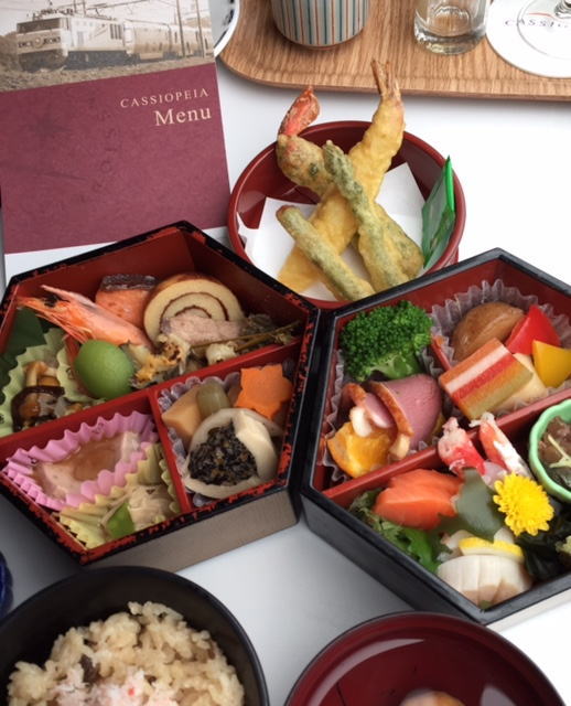 ルームサービスで配膳されたカシオペア懐石御膳