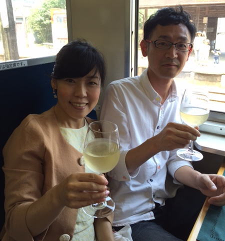 レストラン・キハ（伊勢海老特急イタリアンコース）でワインを楽しむ夫婦