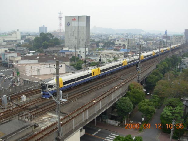 シティイン茂原の新館から撮影した特急わかしお号（255系）