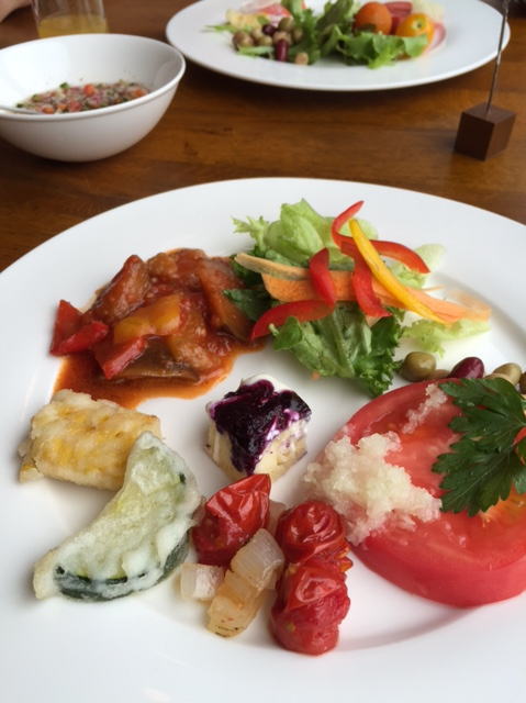 大地のテラス（岩見沢）のバイキング料理の野菜など