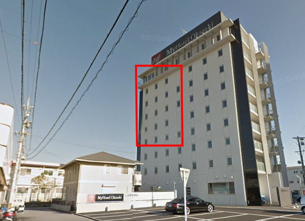 マイホテル岡崎の外観と、鉄道のよく見える部屋