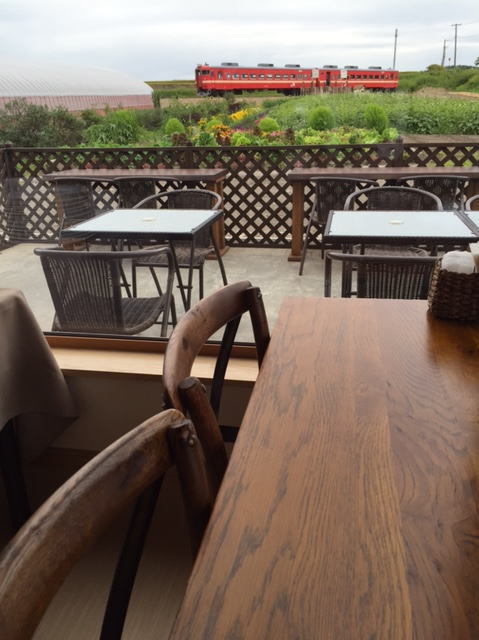 大地のテラス（岩見沢）から見た711系電車