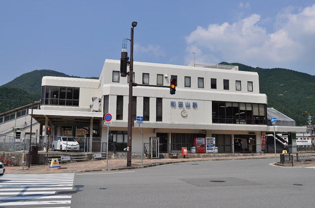 和田山駅外観と駅弁売り場