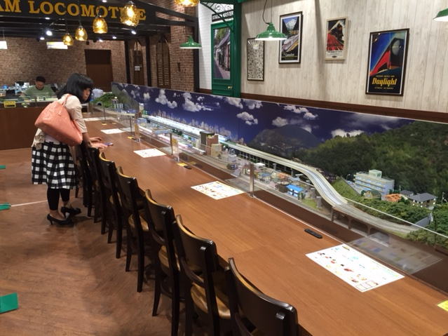 鉄道カフェ「スティームロコモティブ」の座席とNゲージジオラマ