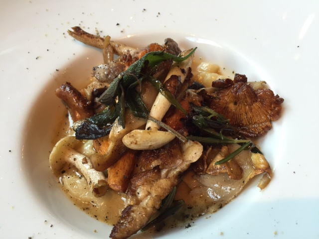 東京・木場のフレンチレストラン「アタゴール」のランチコースの前菜(キノコ料理)