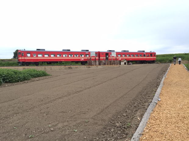 大地のテラス（岩見沢）に設置された711系電車（赤電）