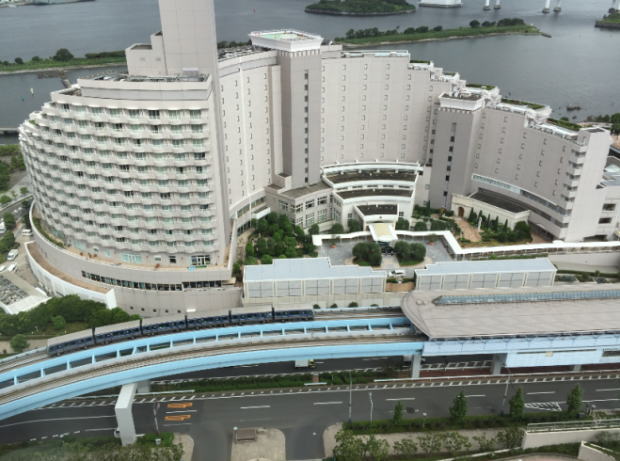 ホテルグランパシフィックLe Daibaから見た、台場駅越しのホテル日航東京