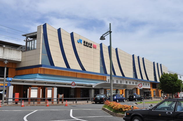 高架化された福知山駅の外観