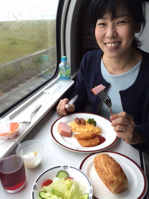 カシオペアスイートで洋朝食を食べている写真