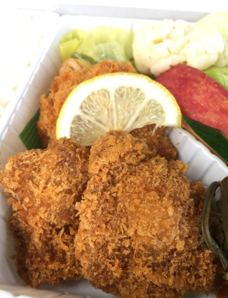 高原野菜とカツの弁当のチキンカツ
