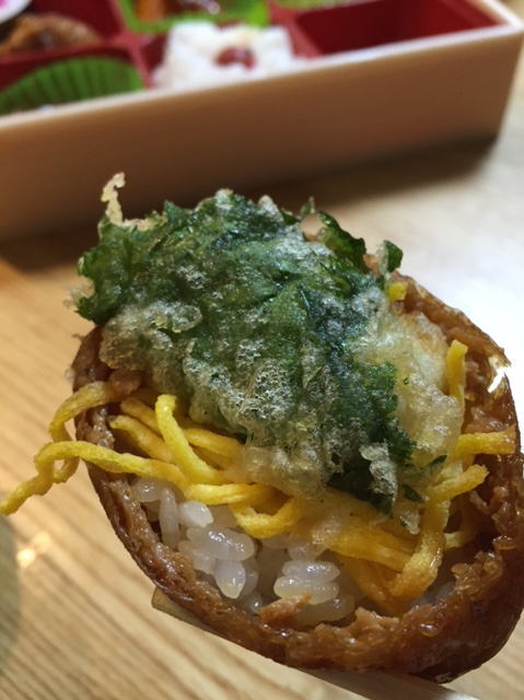 ちくわ稲荷寿司の大葉の天ぷら