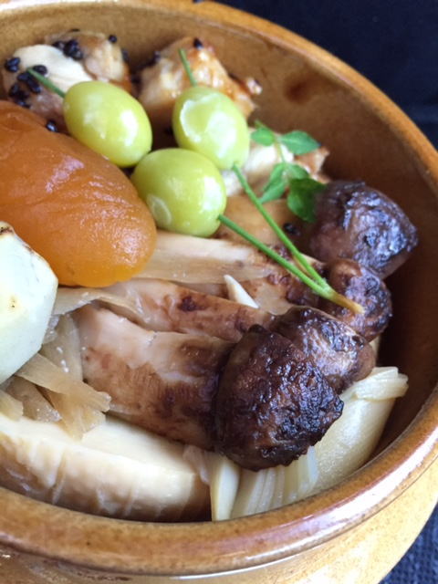 峠の松茸釜めしに豪勢に盛られた松茸