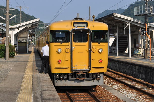 赤穂線115系、日生駅にて