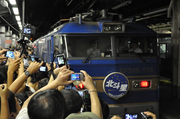 上野駅に到着した最終北斗星の機関車とヘッドマーク、そして大混雑