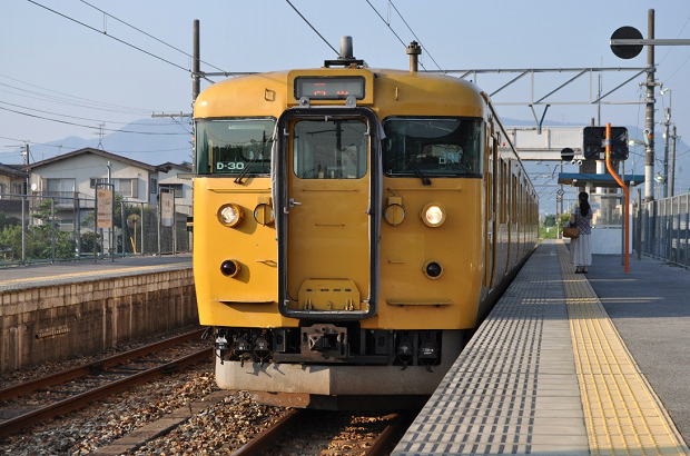 赤穂線長船駅停車中の115系