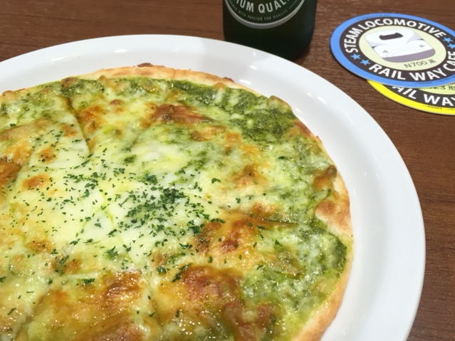 鉄道カフェ「スティームロコモティブ」のピザ