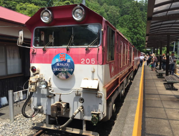接岨峡温泉駅に停車中の井川線