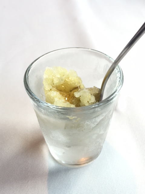 東京・木場のフレンチレストラン「アタゴール」のランチコースの口直しのジェラート