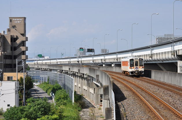 比良駅に到着するキハ11-202