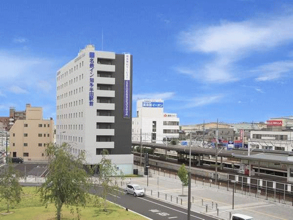 名鉄イン知多半田駅前と名鉄河和線を駅前ロータリーから見る