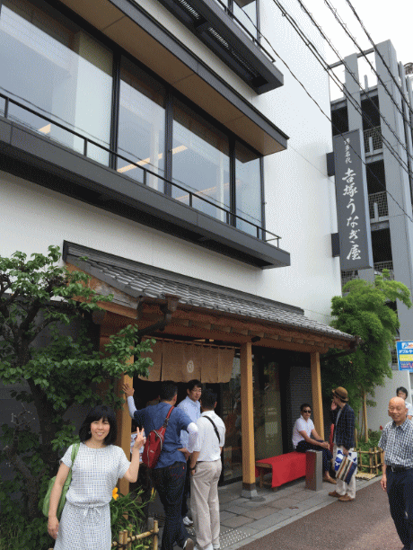 吉塚うなぎ屋の外観（ランチ時）