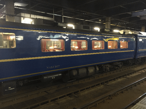 札幌駅ホームから撮影した臨時北斗星号の食堂車グランシャリオの外観