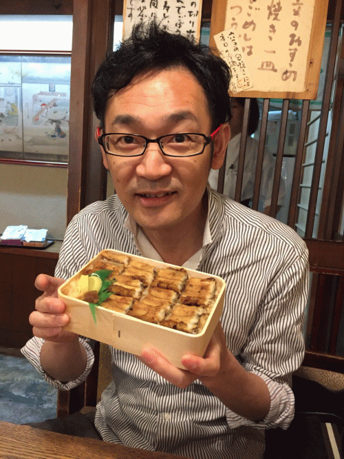 うえのの「あなごめし」(宮島口駅)を持ってニンマリ