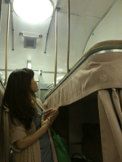 急行はまなすの上段寝台を見上げるカノジョ