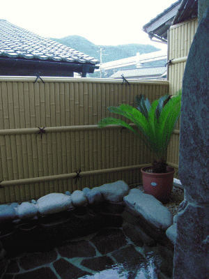 尾崎屋の露店風呂から餘部橋梁が見える