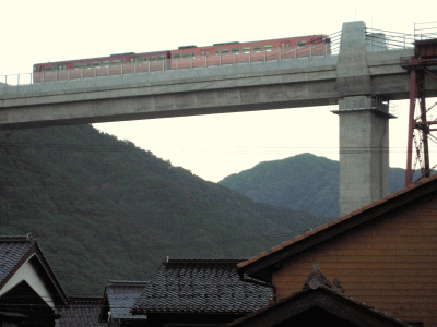 餘部橋梁を渡る普通列車