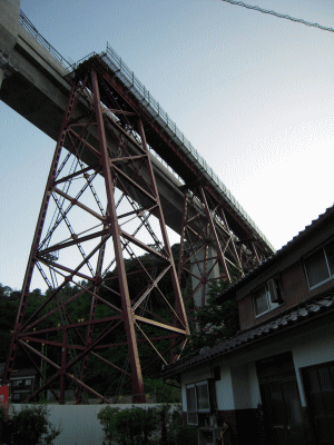 下から見上げる餘部鉄橋と新橋梁