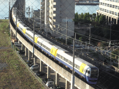 ホテルの窓には金網が入っているので注意