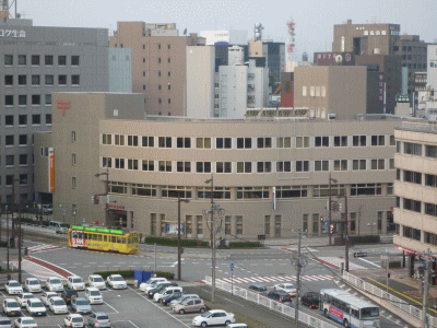 遠くに、路面電車が見える