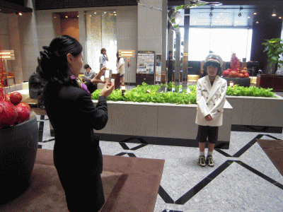 駅長の制服を着ての写真撮影