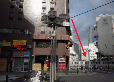 ホテルサンシティ池袋から電車が見える様子