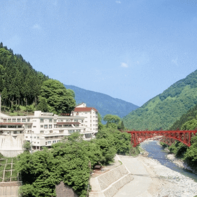 ホテル黒部の外観と、黒部峡谷鉄道の鉄橋