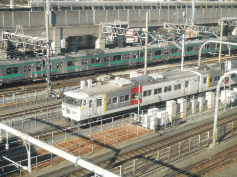 ホテルメッツ赤羽から、新特急を撮影