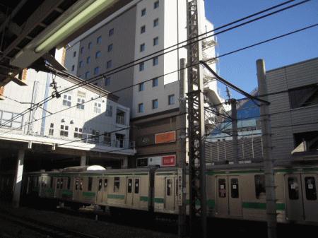 JR目白駅から見た、ホテルメッツ目白