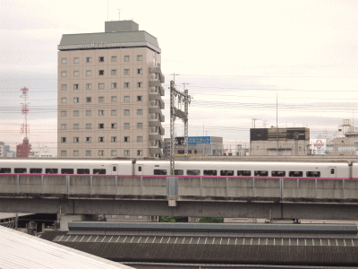 鉄道側から見た、ホテルメッツ田端の外観