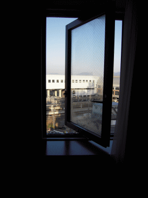 客室内、窓を完全に開く事が出来るので、鉄道写真の撮影に便利