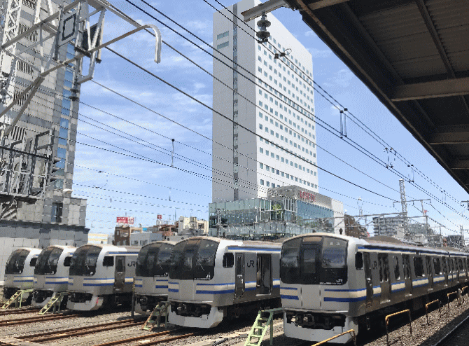 錦糸町駅からE217系越しに見たロッテシティホテル錦糸町