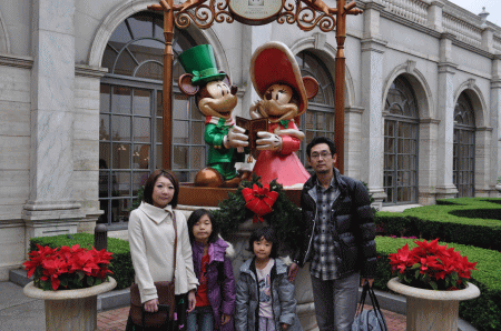 ホテルミラコスタの玄関前にて